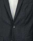 Strak pak met blauw knoopsgat op revers