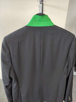 Zwart pak met groen kraagvilt
